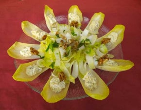 Salade d’endives au bleuchâtel et aux noix