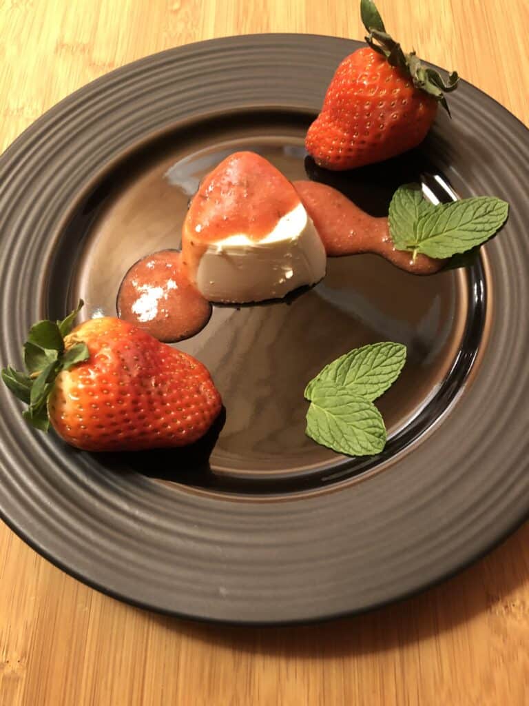 Panna cotta et son coulis fraise-menthe